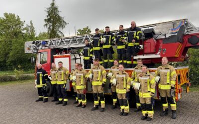 15 neue Atemschutzgeräteträger für die Feuerwehren Warburg und Borgentreich ausgebildet